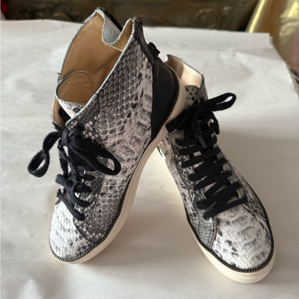 Schutz Women’s Ofelia Natural Snake Print Embossed Leather High Sneakers Sz 5B